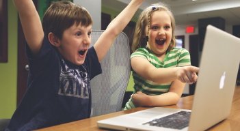 Piden regular internet en los niños