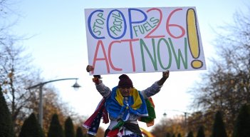 Grupos de peregrinación y artistas caminaron hasta Glasgow para crear conciencia sobre la crisis climática./AFP