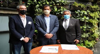 El viceministro José Luis Acero, el alcalde Humberto Pisciotti y el gerente de Empopamplona, Klaus Faber firmaron el convenio para construir la nueva celda. Foto: Cortesía/La Opinión. 