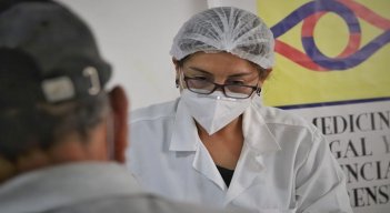 La acción humanitaria se lleva a cabo en la Alcaldía de Ocaña, contando con el apoyo del enlace municipal de víctimas. / Foto: Cortesía / La Opinión 