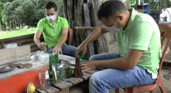 De una dificultad surgió la posibilidad de reciclar el vidrio en zona rural del municipio de Ábrego. / Foto: Cortesía / La Opinión 