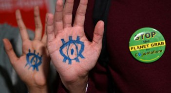 Los activistas climáticos y los delegados participan en una manifestación frente a una sala antes de una sesión plenaria durante la Conferencia de las Naciones Unidas sobre el Cambio Climático COP26 en Glasgow este jueves. / Foto: AFP