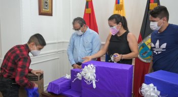 Este martes, al pequeño narrador de cuentos en internet, Dylan Quintero, se le cumplió el sueño y el mandatario de Norte de Santander le entregó una computadora y otros equipos de alta calidad. / Foto: Cortesía