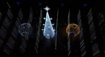 En medio de un espectáculo se encienden las luces navideñas.
