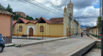 Totalmente deterioradas se encuentran las principales calles del barrio La Piñuela en el municipio de Ocaña. A pesar de haberse hecho una inversión de 23 mil millones de pesos con el Plan de Alcantarillado fue peor el remedio que la enfermedad.