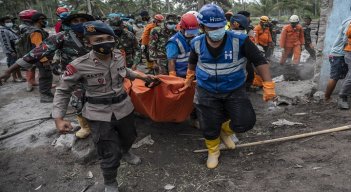 la espectacular erupción que devastó varios pueblos durante el fin de semana./AFP