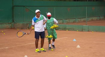 Dayan Pérez, de caddie de tenis a reconocido entrenador nacional. Foto: @cirocastillo22