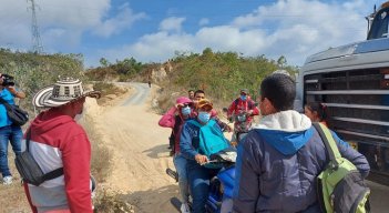 Campesinos bloquean la carretera que conduce hacia el relleno sanitario regional de la Madera del municipio de Ocaña. Están cansados de la demora en la adecuación de las vías y la contaminación ambiental.