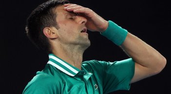 El gobierno de Australia argumenta que la presencia de Djokovic “puede alentar sentimiento antivacunas”.