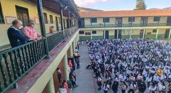 Con todos los protocolos de bioseguridad regresan los estudiantes a las aulas de clases en Ocaña. / Foto: Cortesía / La Opinión 