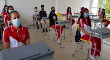 Padres de familia señalan que no expondrán a sus hijos ante las nuevas variantes de la COVID-19. /Foto: Archivo / La Opinión 