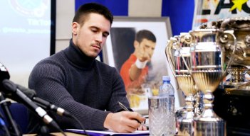 El hermano del tenista serbio Novak Djokovic, Djordje, da una conferencia de prensa en Belgrado, el 10 de enero de 2022, después de que un juez en Australia anulara la cancelación de la visa de su hermano. / Foto: AFP