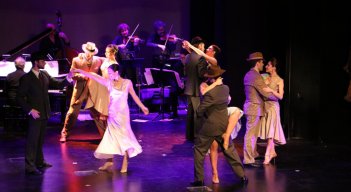 El dos por cuatro nació en los arrabales de la ciudad de Buenos Aires, donde criollos, inmigrantes que llegaban desde Europa y esclavos afroamericanos fusionaron estilos musicales propios de sus tierras. 