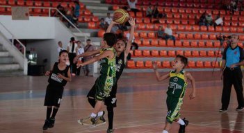 La Liga de baloncesto inicia su temporada con el festival de minibaloncesto,