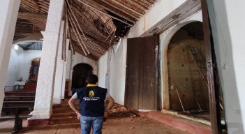 A pedazos se caen los techos del histórico templo del corregimiento de Pueblo Nuevo. Los líderes comunales esperan la intervención inmediata para evitar el desplome total. / Foto: Cortesía / La Opinión 