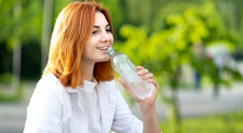 Consumir el líquido adecuado con los alimentos ayudará a mejorar el proceso. / Foto: Cortesía