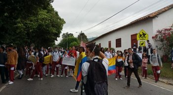 Cansados de tantas evasivas padres de familia y estudiantes del corregimiento de la Ermita adelantan jornadas de protesta para reclamar la asignación de maestros. / Foto: Cortesía/ La Opinión 