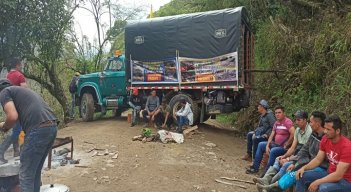 Campesinos bloquean las vías de acceso al municipio de Hacarí para exigir cumplimiento a los programas de gobierno.