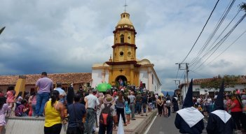 Miles de turistas arriban a la Hidalga Villa para participar en los actos litúrgicos de Semana Santa en Ocaña.