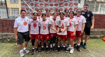 Los deportistas dieron todo en la cancha. FOTO: Cortesía Escuela de Baloncesto Cazadores