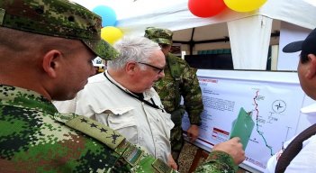 El empresario norteamericano, Howard Graham Buffet visitó la zona del Catatumbo para verificar la inversión encaminada a restituir el tejido social. / Foto: Cortesía / La Opinión 