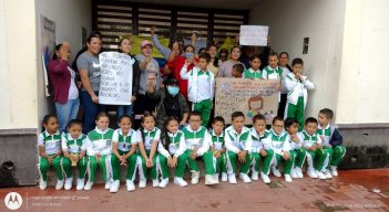Niños del Colegio Cayetano Franco Pinzón del municipio de San Calixto adelantaron una jornada de protesta por la falta de maestro en la básica primaria. / Foto: Cortesía / La Opinión 