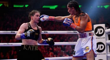 Katie Taylor (negro) y Amanda Serrano (naranja con blanco)