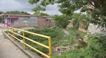 Una de las problemáticas es el colector de aguas lluvias que requiere canalización completa. /Foto: Pablo Castillo/La Opinión