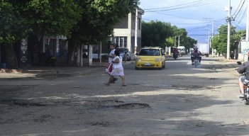 Son muchas las vías del barrio que presentan mal estado. JAC pide pavimentación del tramo principal. / Foto: Jorge Gutiérrez/La Opinión