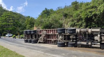 Tractomula cargada con carbón se volteó en la vía Ocaña-Ábrego