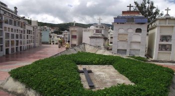En el cementerio central de Ocaña se encuentra enterrado el tesoro del sacerdote Alejo María Buceta y en torno a ese episodio se han tejido narraciones fantásticas. 