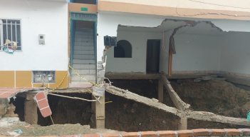 Inminente peligro por el desplome de unas viviendas en el barrio Las Mercedes de Ocaña. La administración se encuentra a la espera de una consultoría para presentar el proyecto y canalizar recursos. / Foto: Javier Sarabia / La Opinión 