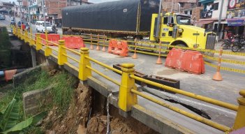 Debido a los aguaceros de los últimos días el puente La Sal del barrio Santa Clara presenta fallas en la estructura. / Foto: Javier Sarabia/ La Opinión