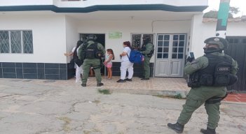 Una campaña puerta a puerta adelanta el equipo de vacunación para la aplicación de los biológicos. El objetivo es alcanzar la inmunidad de rebaño en esta zona del país.