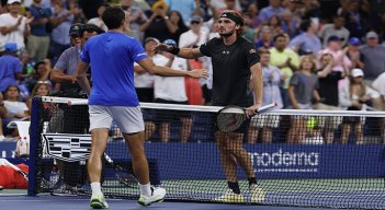Daniel Galán y el momento de la felicitación por parte del tenista griego Stefanos Tsitsipas.