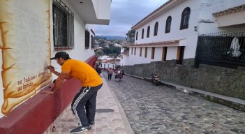 A través de murales, los líderes comunales pretenden perpetuar la historia de Ocaña. En las paredes de las viejas casonas de la calle empedrada del Embudo se deja la huella de ese pasado. / Foto: Cortesía / La Opinión 