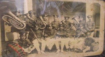 Los integrantes de la Corporación Banda Municipal de Ocaña cumplen cien años de existencia.  A pesar de las dificultades económicas los artistas mantienen vivas las tradiciones a través de la música.