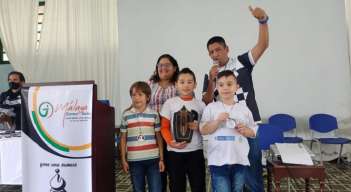 Jhojan Anavitarte (centro) fue el ganador del torneo IRT de ajedrez.