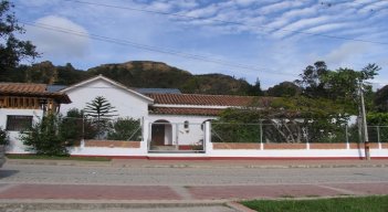 Padres de familia del colegio Fray José María Arévalo de la Playa de Belén se oponen a la asignación de un nuevo rector encargado.