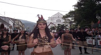 En el Desfile de los genitores se representa la figura de la mujer valerosa, rebelde contra el régimen español.