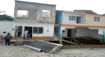 Moradores del barrio Las Mercedes solicitan a las autoridades celeridad en la intervención para evitar el desplome de las viviendas. / Foto: Javier Sarabia / La Opinión 