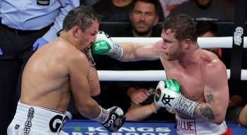 Saúl 'Canelo' Álvarez pega un derechazo sobre la nariz del kazajo, Gennadiy Golovkin, en la pelea de revancha por el título de los Supermedianos.  