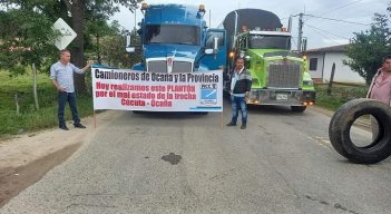 Un plantón se desarrolló a la entrada del municipio de Ábrego en señal de protesta por el estado de la carretera Ocaña-Cúcuta. Al mediodía de este martes, funcionarios de Invías llegaron a un acuerdo y los conductores prenden motores.   