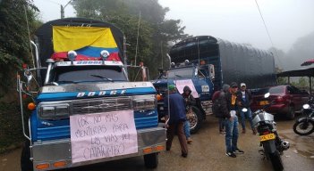 Los transportadores de la provincia de Ocaña adelantan una jornada de protesta en la carretera que conduce hacia la zona del Catatumbo para exigir celeridad en los trabajos.