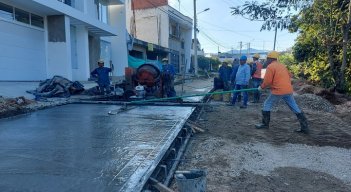 En Ocaña se ejecuta la construcción y mejoramiento de la vía alterna como regalo de cumpleaños por parte de la gobernación.     
