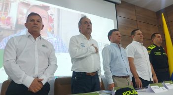 El ministro de Transporte, Guillermo Reyes, conoció de primera mano las necesidades más sentidas en materia vial. En la agenda se destacan las gestiones para mejorar las condiciones de vida de los moradores de la zona. / Foto: Javier Sarabia / La Opinión 