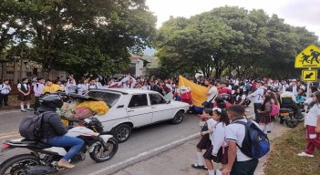 Estudiantes del Instituto Tecnológico Carlos Hernández Yaruro, adelantan una jornada de protesta por la fusión de cursos en la zona rural.