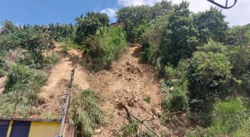 Damnificados explican que no cuentan con recursos para construir en otros sitios más seguros.  / Foto: Cortesía / La Opinión