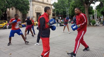 Los boxeadores dieron una exhibición de entrenamiento en el parque Santander.