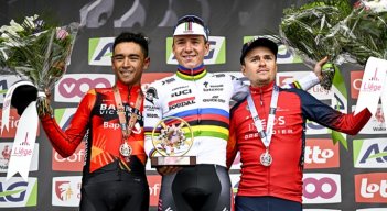 El ciclista colombiano, Santiago Buitrago, (a la izquierda) sorprendió en la Clásica Lieja-Bastoña.